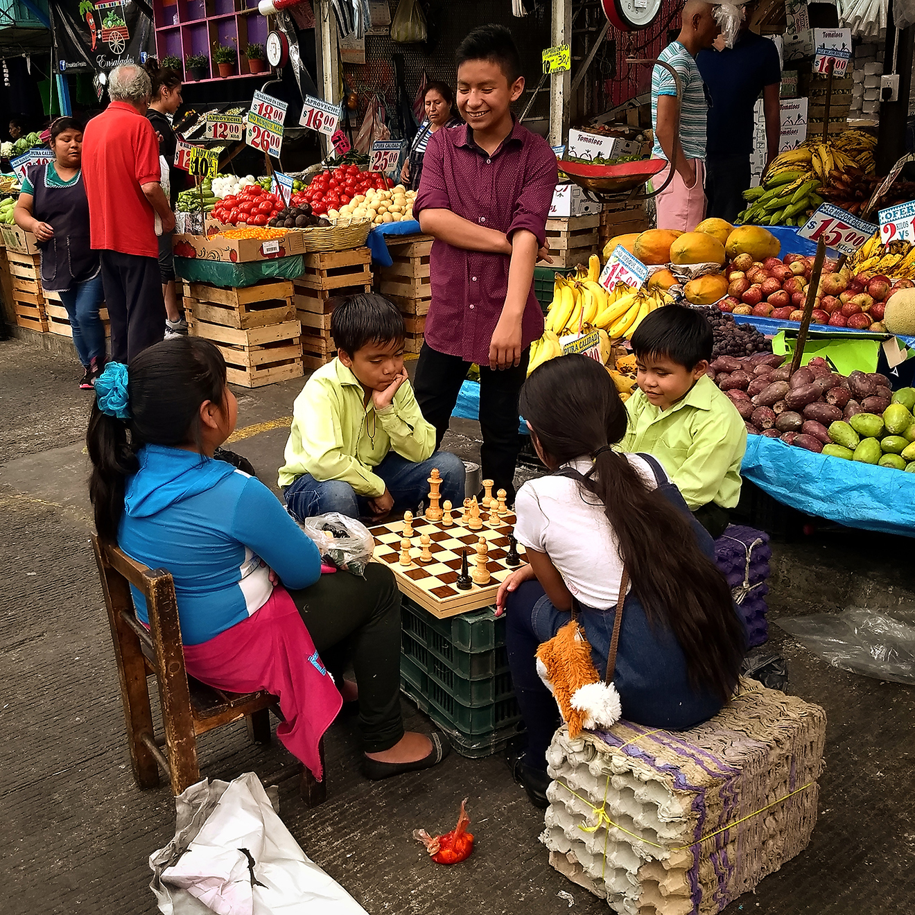 Niños jugando ajedrez en el mercado de la ciudad de México